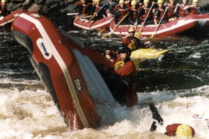 Le propriétaire à l'oeuvre (flip de bateau de rafting)