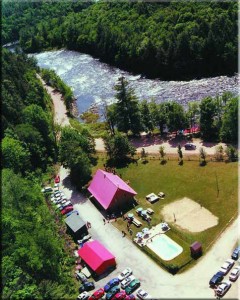 Cette ancienne vue aérienne montre la beauté du site de Propulsion. Plusieurs améliorations ont eu lieu depuis, dont une terrasse, un nouveau spa, des toilettes et douches modernes, des hamacs et bien plus!