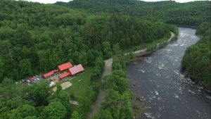 Vue aérienne de la rivière Rouge et du camp de base de Propulsion